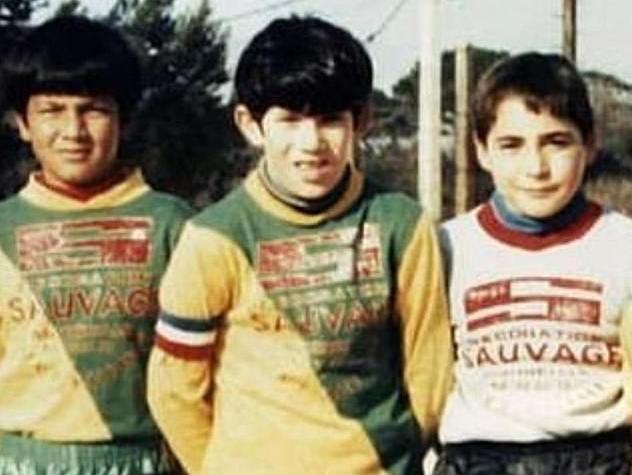 Cậu bé Zidane (giữa)