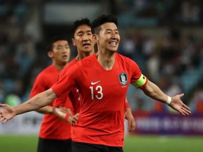 son heung min tu giac mo san co den bieu tuong bong da han quoc