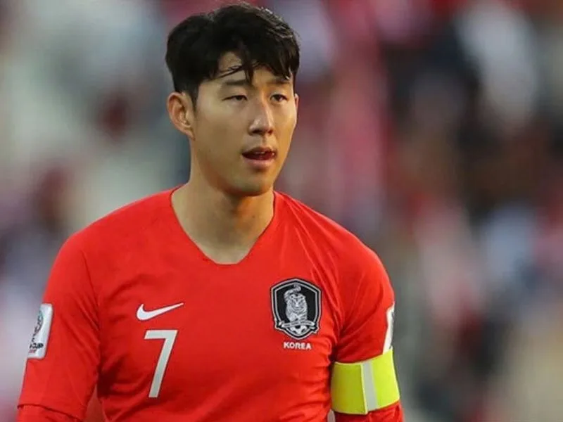 son heung min tu giac mo san co den bieu tuong bong da han quoc
